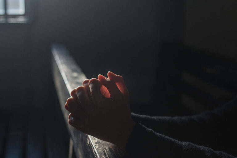 Tikėjimas prieš neviltį: religija kaip atsakas į psichikos sveikatos krizes